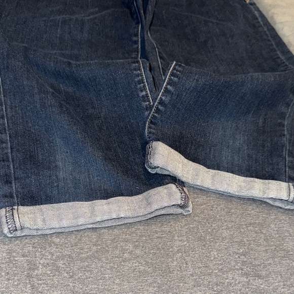 Levis Strauss- Women’s Classic Blue Denim Cuffed Capris Size 6 - Picture 8 of 14